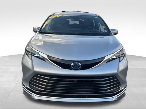 Used 2025 Toyota Sienna Platinum image 8