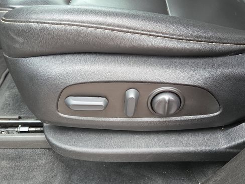 Used 2023 Chevrolet Traverse LT image 12