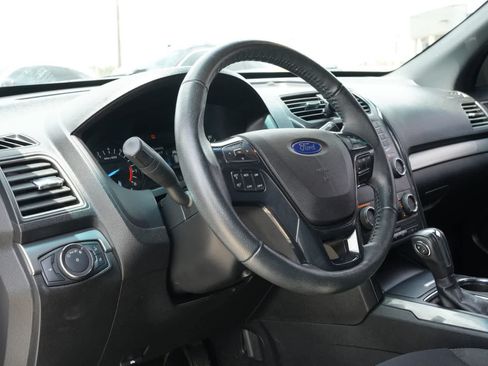 Used 2018 Ford Explorer XLT FWD image 16