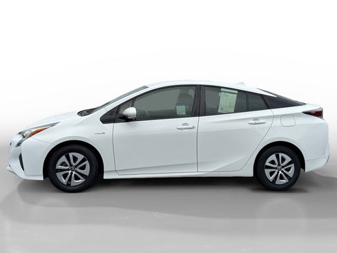 Used 2018 Toyota Prius Two image 2
