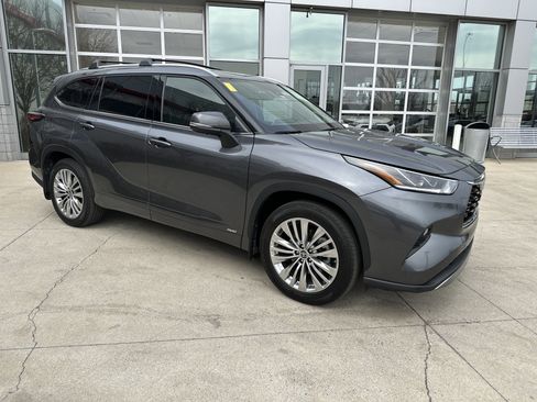 Used 2025 Toyota Highlander Platinum image 2