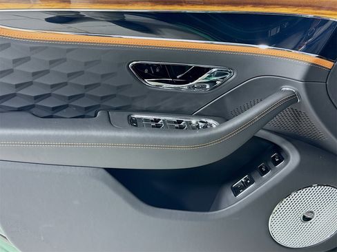 New 2025 Bentley Flying Spur Plug-In Hybrid image 15