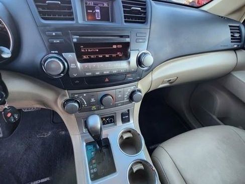 Used 2012 Toyota Highlander SE w/ Tow Pkg image 15