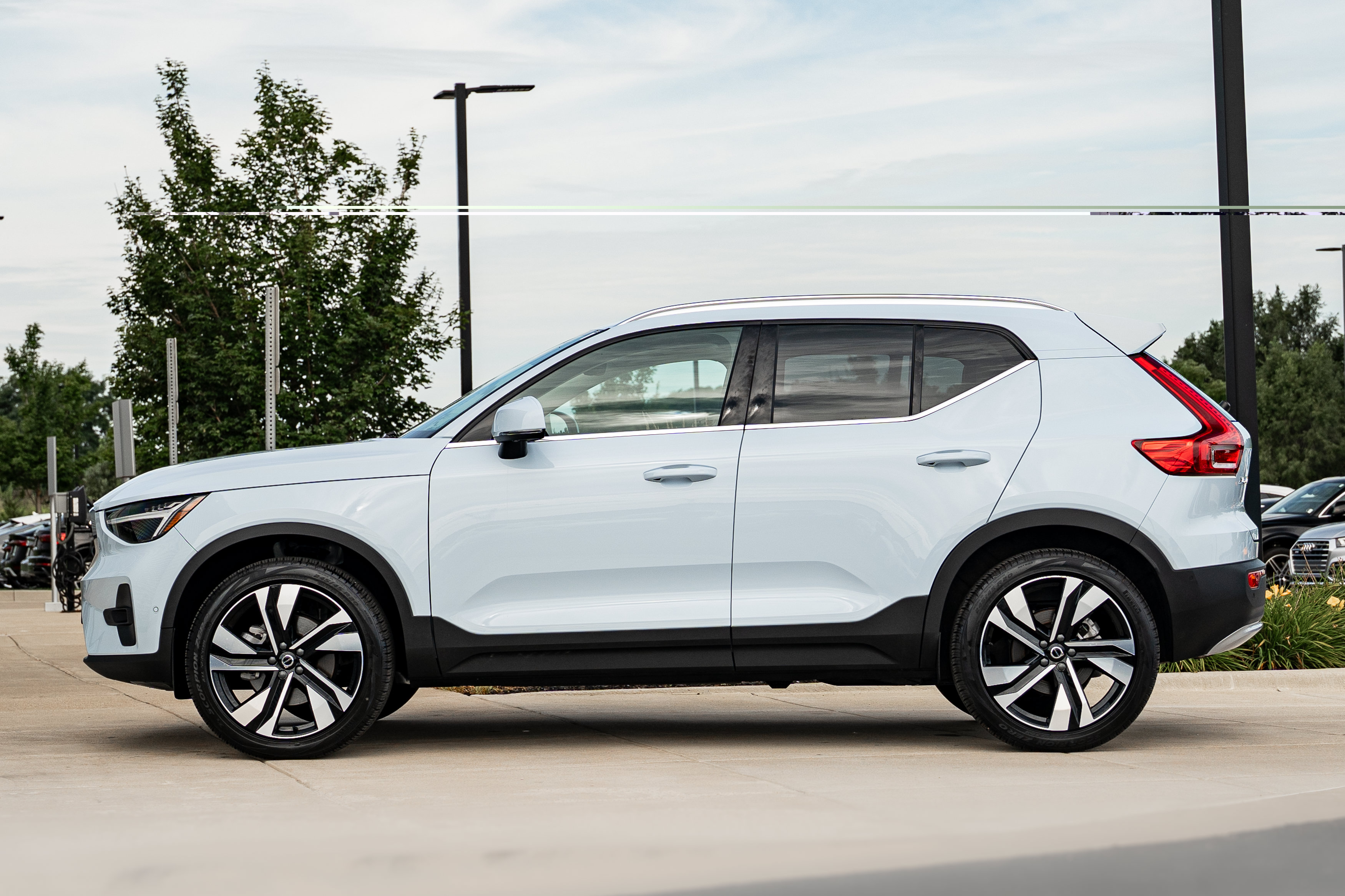 Used 2024 Volvo XC40 B5 Plus w/ Protection Package Premier AWD/4WD image 6