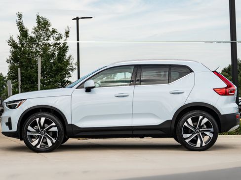 Used 2024 Volvo XC40 B5 Plus w/ Protection Package Premier AWD/4WD image 6