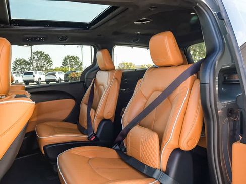 Used 2022 Chrysler Pacifica Pinnacle FWD image 18
