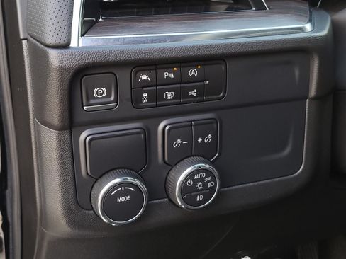 Used 2025 Chevrolet Suburban Premier RWD image 23