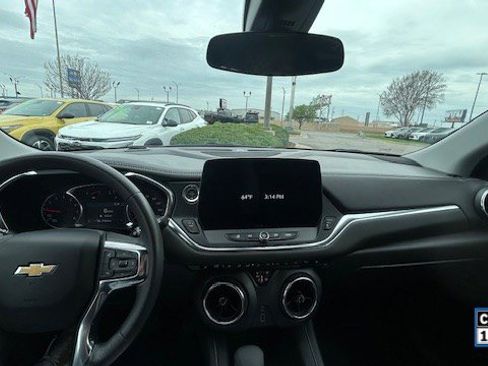 Used 2025 Chevrolet Blazer LT image 4