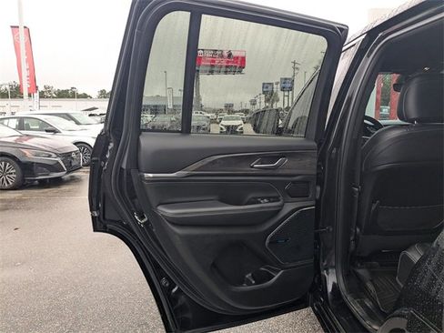 Used 2022 Jeep Grand Cherokee Overland image 25