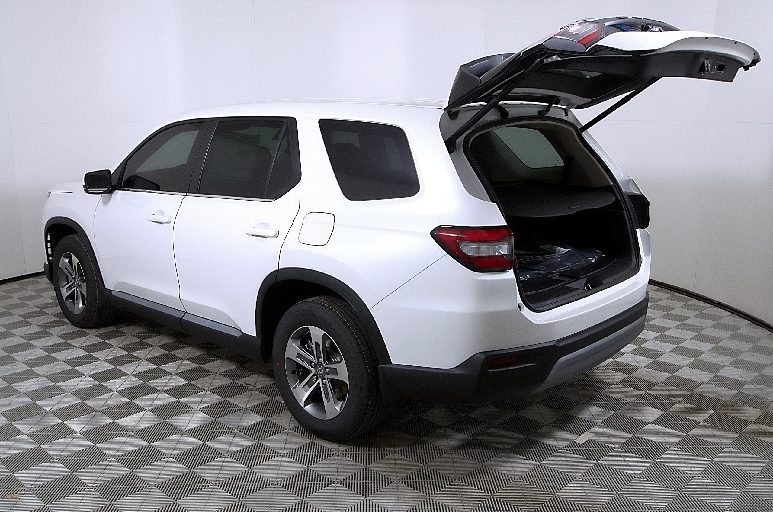 Used 2025 Honda Pilot EX-L image 10