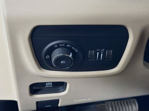 Used 2023 Jeep Grand Cherokee Limited w/ Luxury Tech Group II AWD/4WD image 17