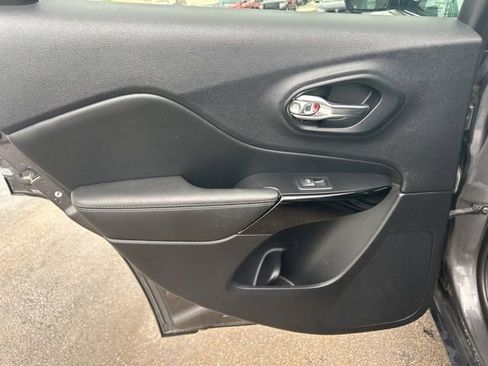 Used 2022 Jeep Cherokee Latitude Lux w/ Sun & Sound Group AWD/4WD image 35