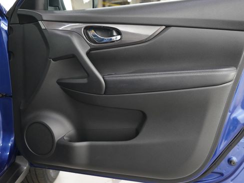Used 2019 Nissan Rogue SV w/ Premium Package AWD/4WD image 9