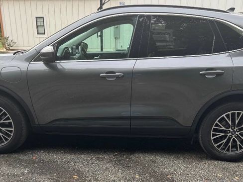 Used 2021 Ford Escape Titanium image 4