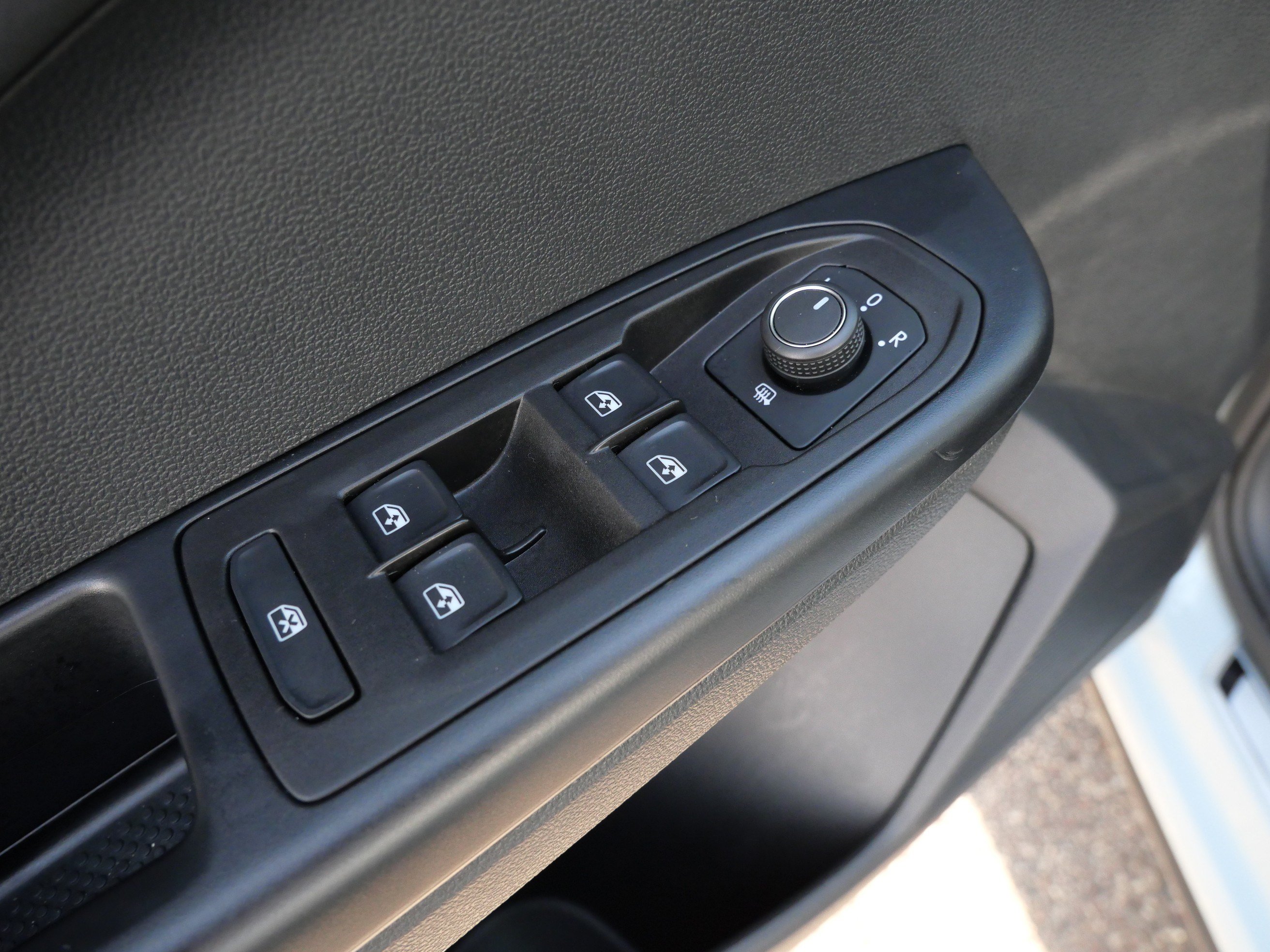 Certified 2025 Volkswagen Taos SE AWD/4WD image 19