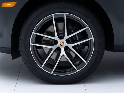 Certified 2025 Porsche Macan image 12