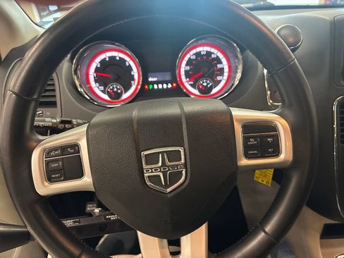 Used 2015 Dodge Grand Caravan SXT w/ UConnect Hands-Free Group FWD image 9