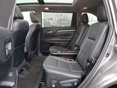 Used 2017 Toyota Highlander Limited Platinum image 10