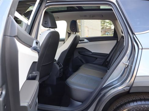 Used 2025 Volkswagen Taos SE w/ Panoramic Sunroof Package image 24