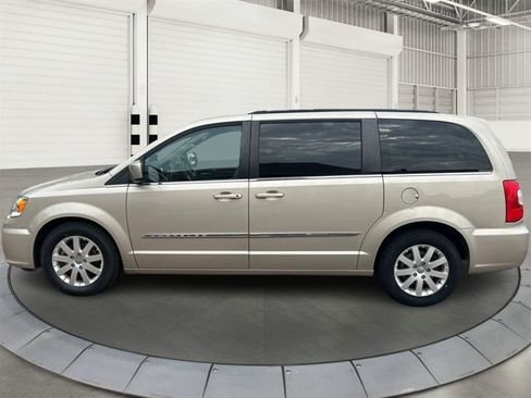 Used 2016 Chrysler Town & Country Touring FWD image 1