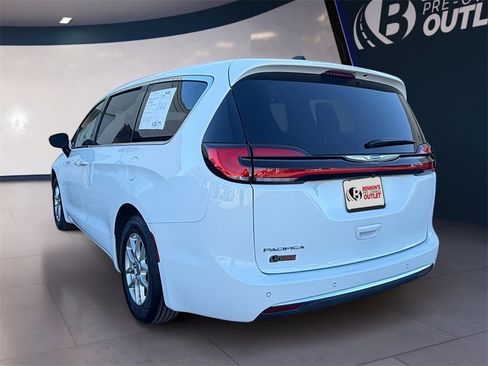 Used 2024 Chrysler Pacifica Touring-L image 3