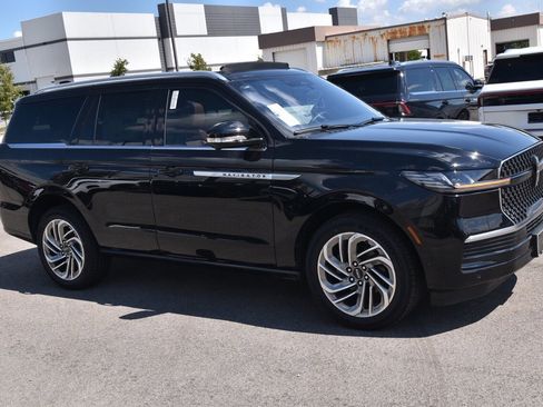 New 2025 Lincoln Navigator Reserve image 4