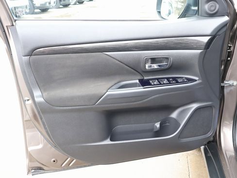 Used 2018 Mitsubishi Outlander ES image 10