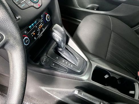 Used 2018 Ford Focus SE w/ SE Appearance Package FWD image 17