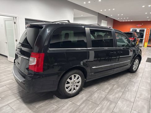 Used 2013 Chrysler Town & Country Touring image 11