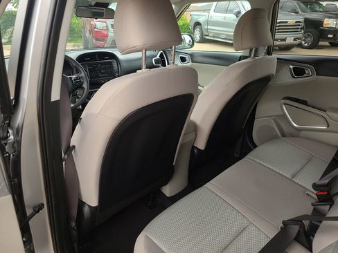 Used 2025 Kia Soul LX w/ LX Technology Package FWD image 9