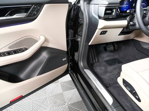 New 2025 Porsche Macan Electric image 8