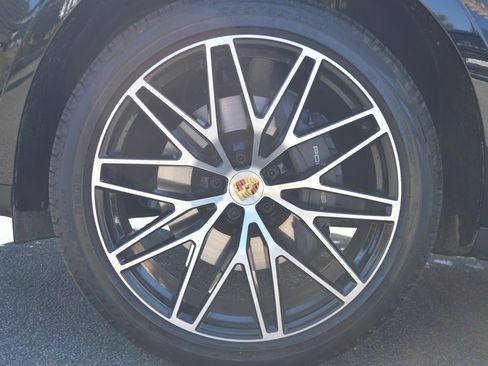 Used 2025 Porsche Macan image 15