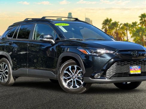 Certified 2025 Toyota Corolla Cross SE image 2