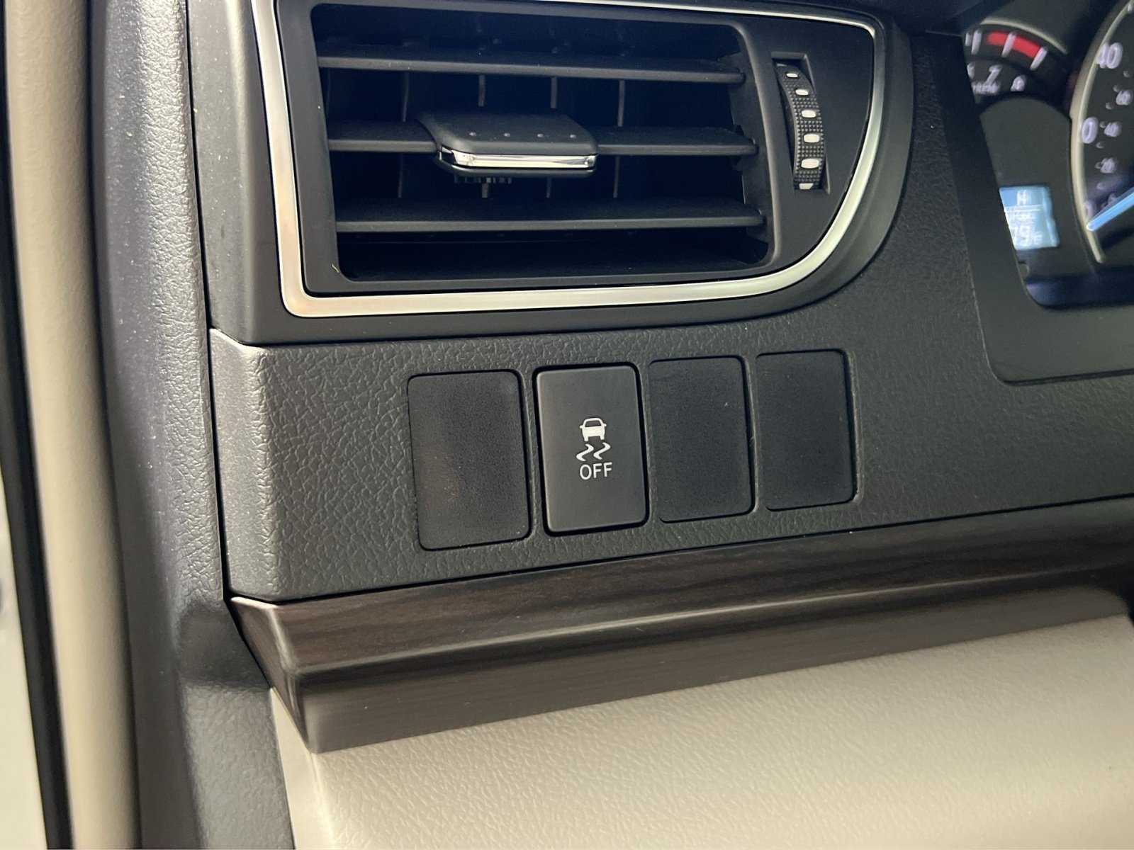 Used 2015 Toyota Camry LE FWD image 31