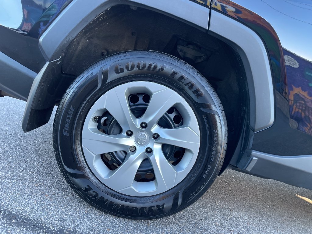 Certified 2022 Toyota RAV4 LE AWD/4WD image 12