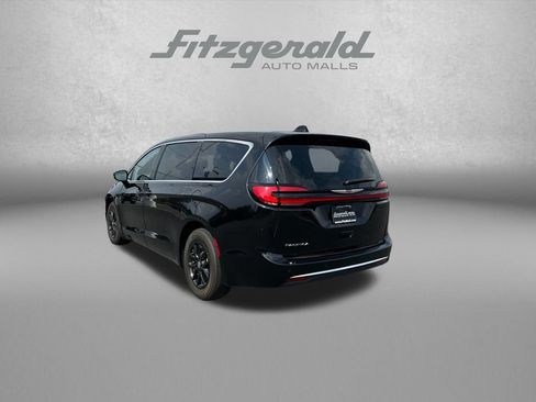 Used 2024 Chrysler Pacifica Touring-L FWD image 6