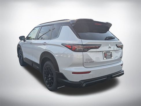 New 2025 Mitsubishi Outlander SE image 6