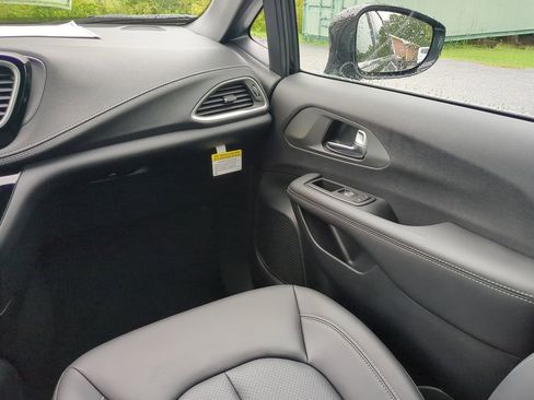 New 2026 Chrysler Pacifica Select image 15