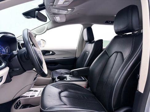Used 2020 Chrysler Pacifica Limited w/ Advanced Safetytec Group FWD image 19