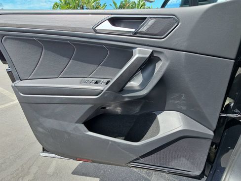 Used 2023 Volkswagen Tiguan SE w/ Panoramic Sunroof Package FWD image 25