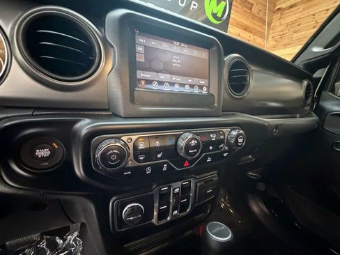 Used 2022 Jeep Gladiator Sport AWD/4WD image 18