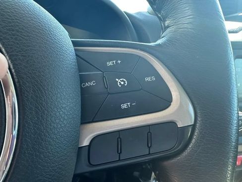Used 2016 Jeep Renegade Latitude w/ Cold Weather Group FWD image 14