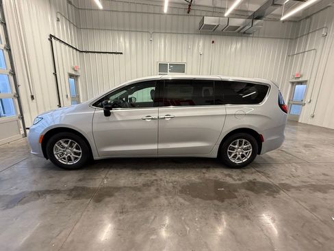 New 2026 Chrysler Pacifica Select FWD image 8