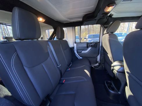 Used 2016 Jeep Wrangler Unlimited Sahara w/ Connectivity Group AWD/4WD image 27