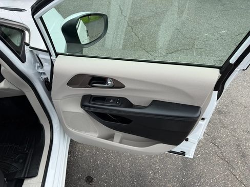 Used 2021 Chrysler Voyager L FWD image 36
