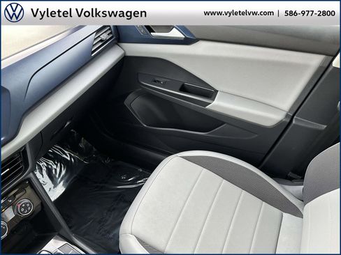 Certified 2023 Volkswagen Taos SE w/ Black Wheel Package image 32