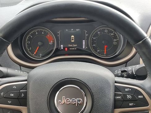 Used 2016 Jeep Cherokee Latitude FWD image 12