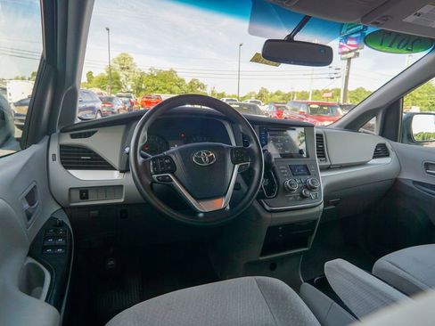 Used 2017 Toyota Sienna LE FWD image 11