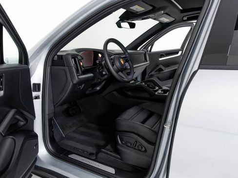 Used 2024 Porsche Cayenne image 13