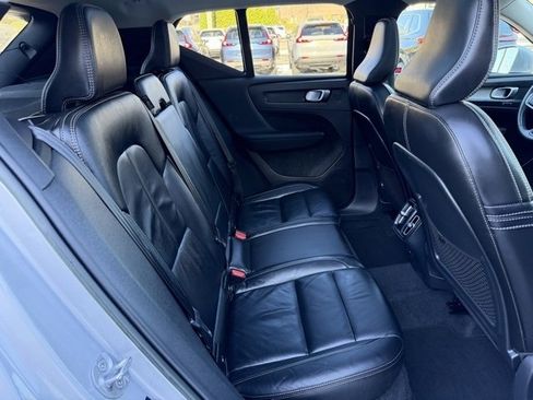 Used 2023 Volvo XC40 B5 Plus image 23
